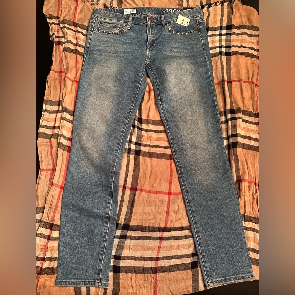 NWT Gap Jeans with silver studs, size 28
